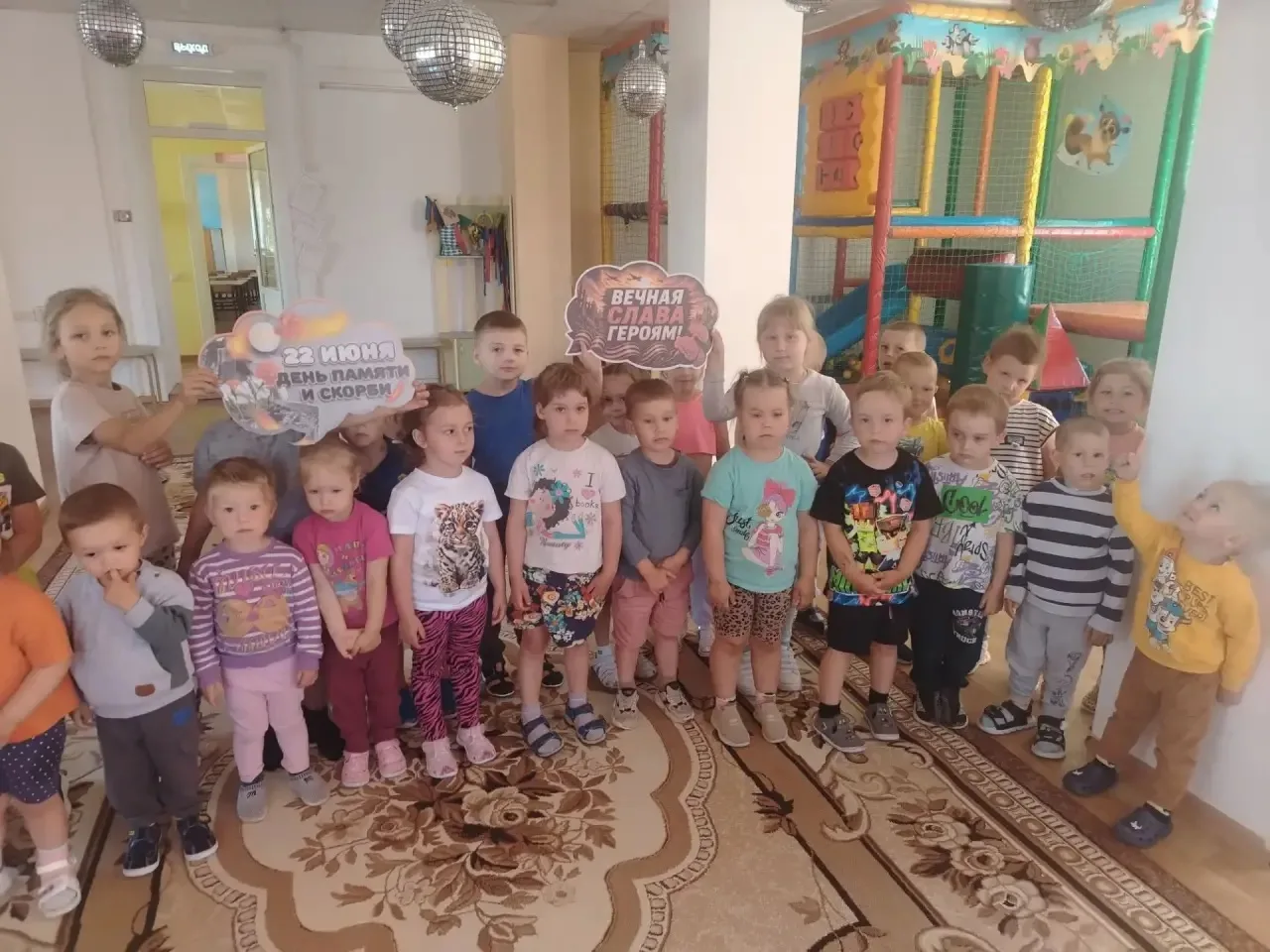 В детском саду "Алёнушка", педагоги провели-день памяти и скорби. Дети узнали о важном событии в ист