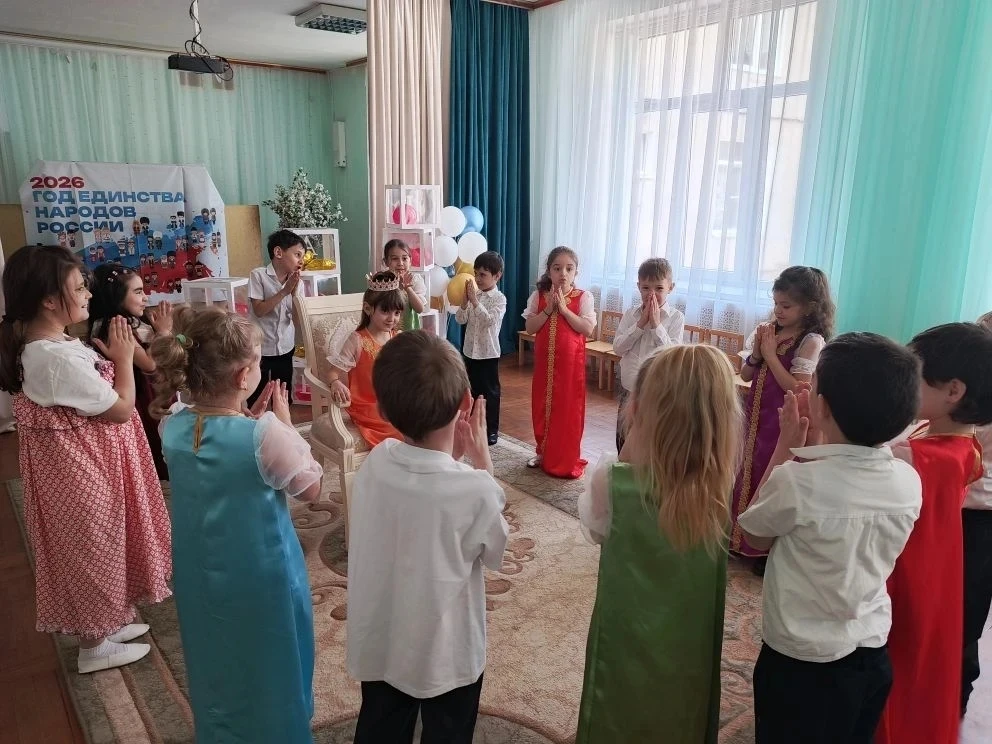 🎉 Народные игры 🇷🇺

Сегодня, в преддверии Дня России, группа «Радуга» превратилась в площадку для