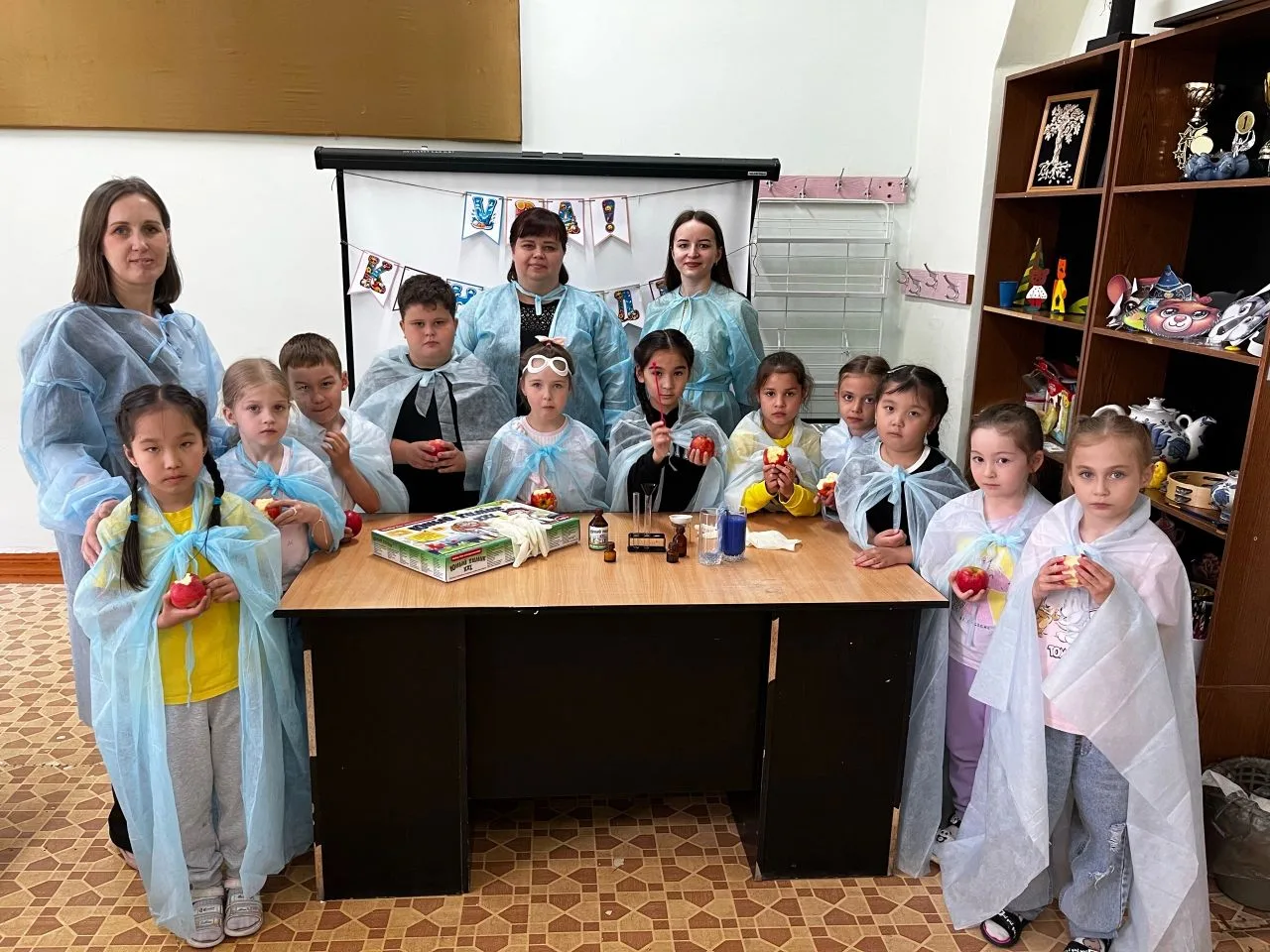 👩🏻‍🔬🔬Сегодня летняя площадка «Город детства» превратилась в настоящую лабораторию о...