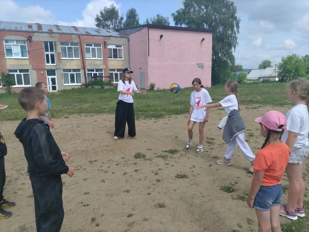 🌈 Вот и прошел еще один день летнего пришкольного лагеря: "День Первых". После зарядки...
