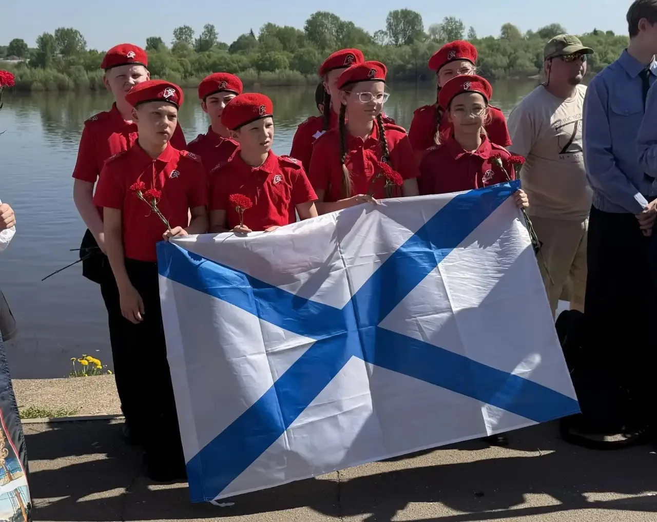🇷🇺 Сегодня 5-й «Ю» класс (представители юнармейских отрядов  «Монолит» и «Дорожный патруль») приняли