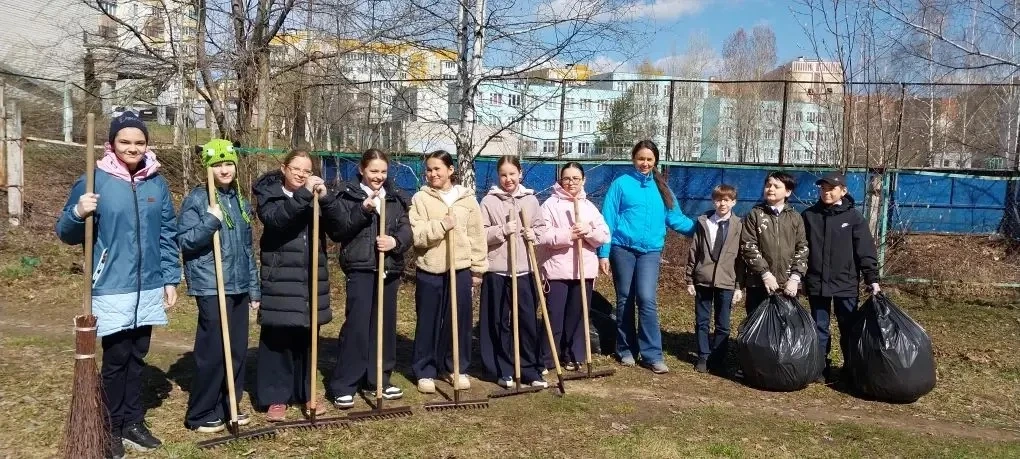 Целую неделю мы наводили порядок на пришкольной территории — всё делали Своими руками! ✨🧹 Масштабный