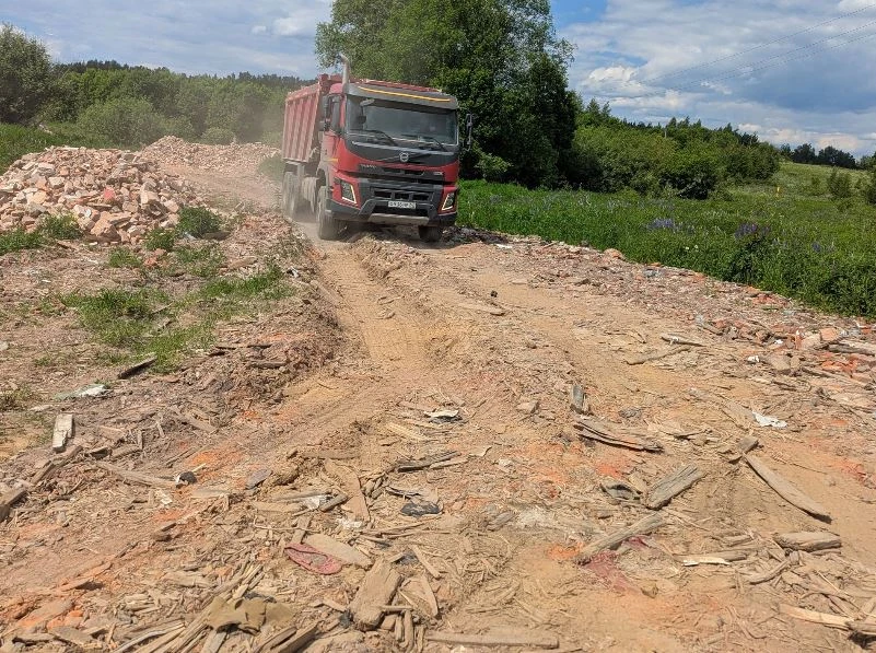Житель смоленских Быльников пытается остановить свалку строительного мусора в водоохран...