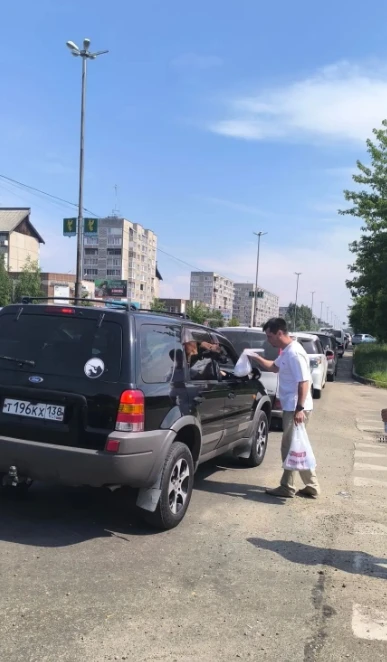 Ангарск не без добрых людей! Сотрудники СТО Фильтр раздают воду в очереди на заправку
