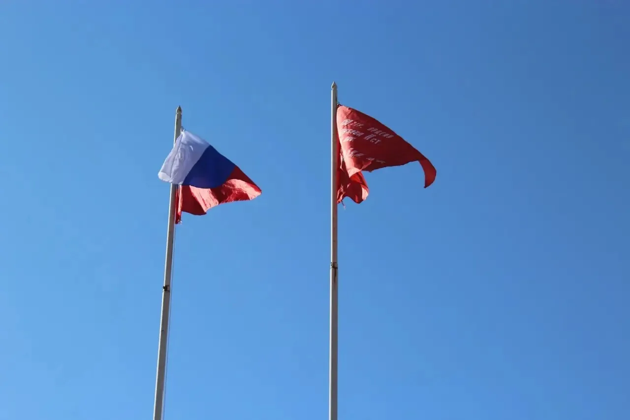 ⭐️Гордимся этим днём: сегодня, в преддверии 81‑й годовщины Победы, в нашей школе торжественно поднял