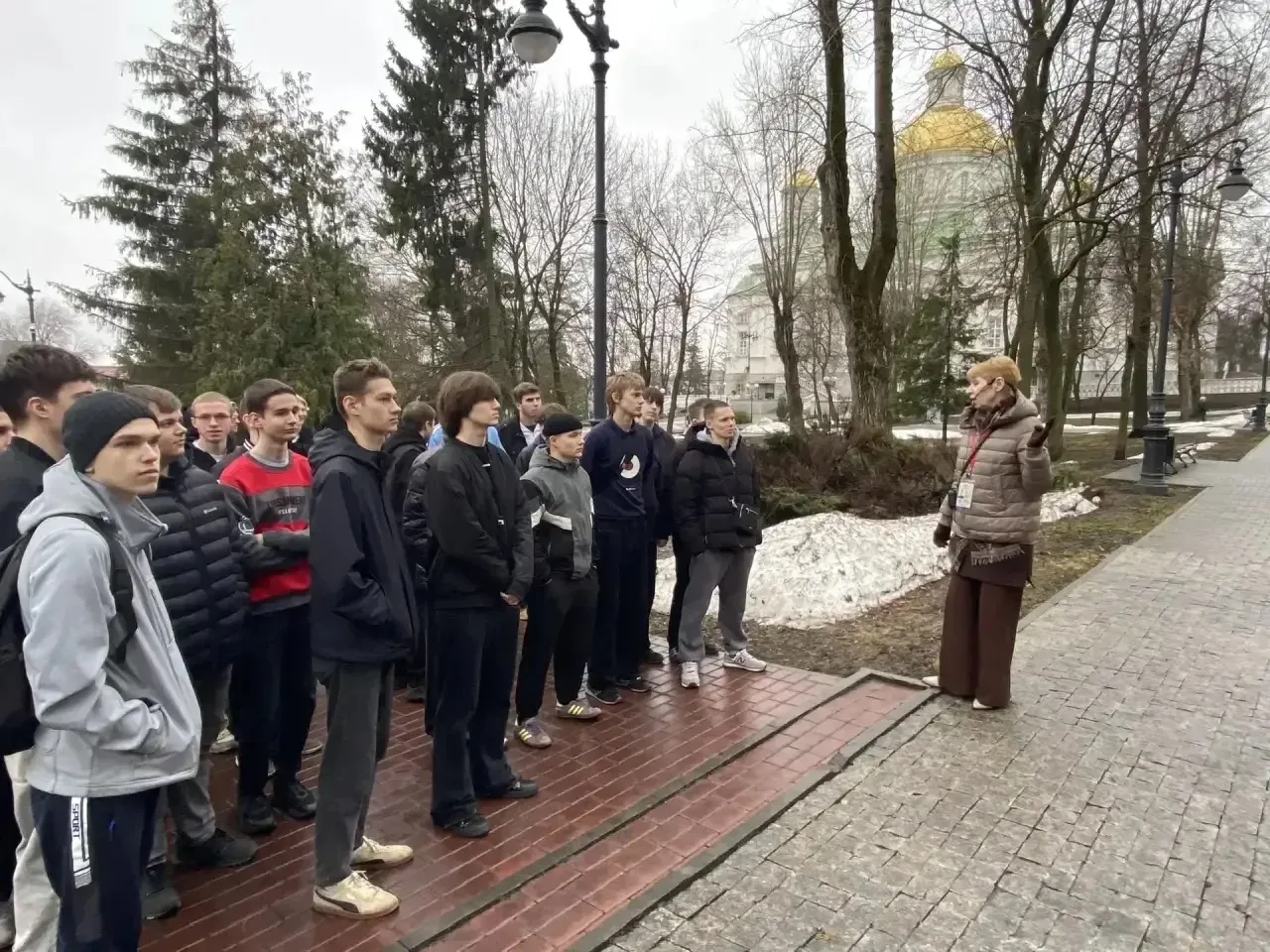 2 апреля студенты ПТЖТ-филиала ПривГУПС посетили пешую экскурсию по Соборной площади «В сердце старо