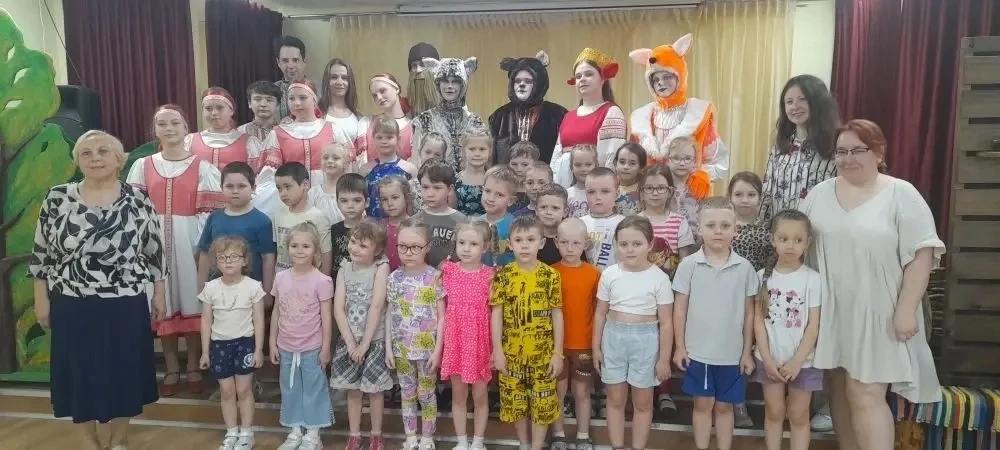 Сегодня наши дети по приглашению детской библиотеки посетили музыкальный спектакль "Кот...