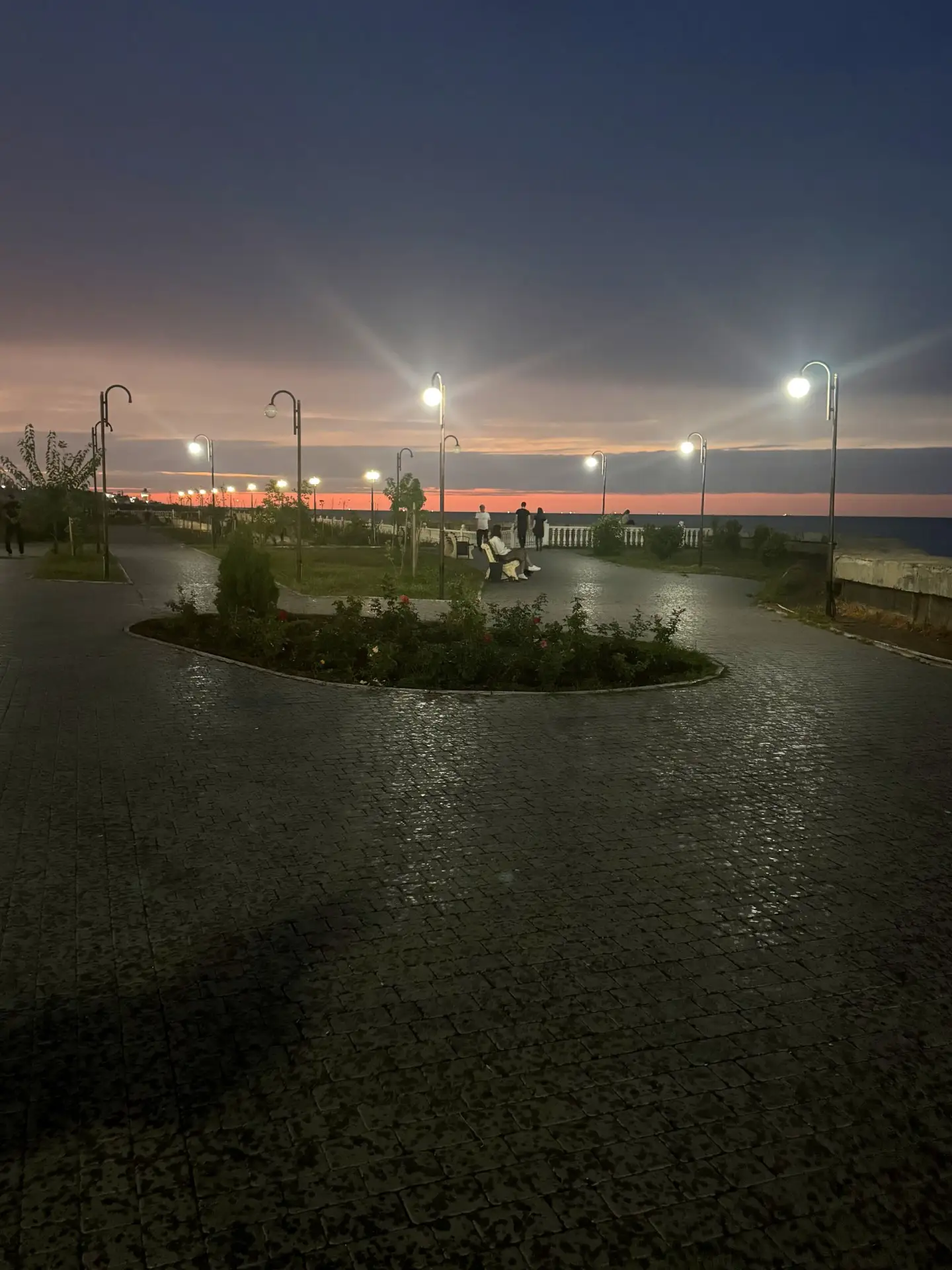 Сегодня в Каспийске небо окрасилось в цвета российского флага 🇷🇺