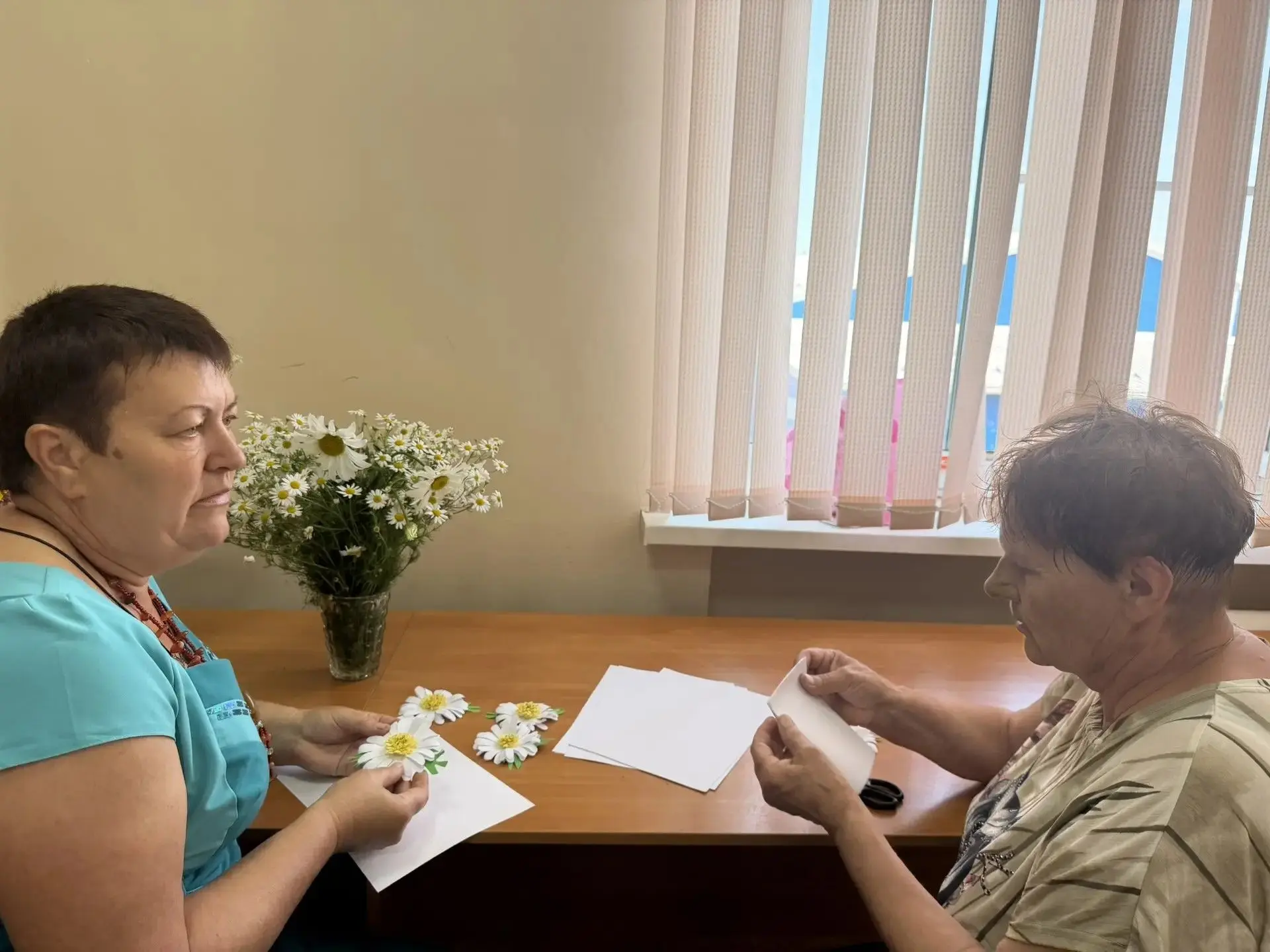Ромашка — символ любви, семьи и верности: участницы творческой мастерской «Доброцентр» создали бумаж