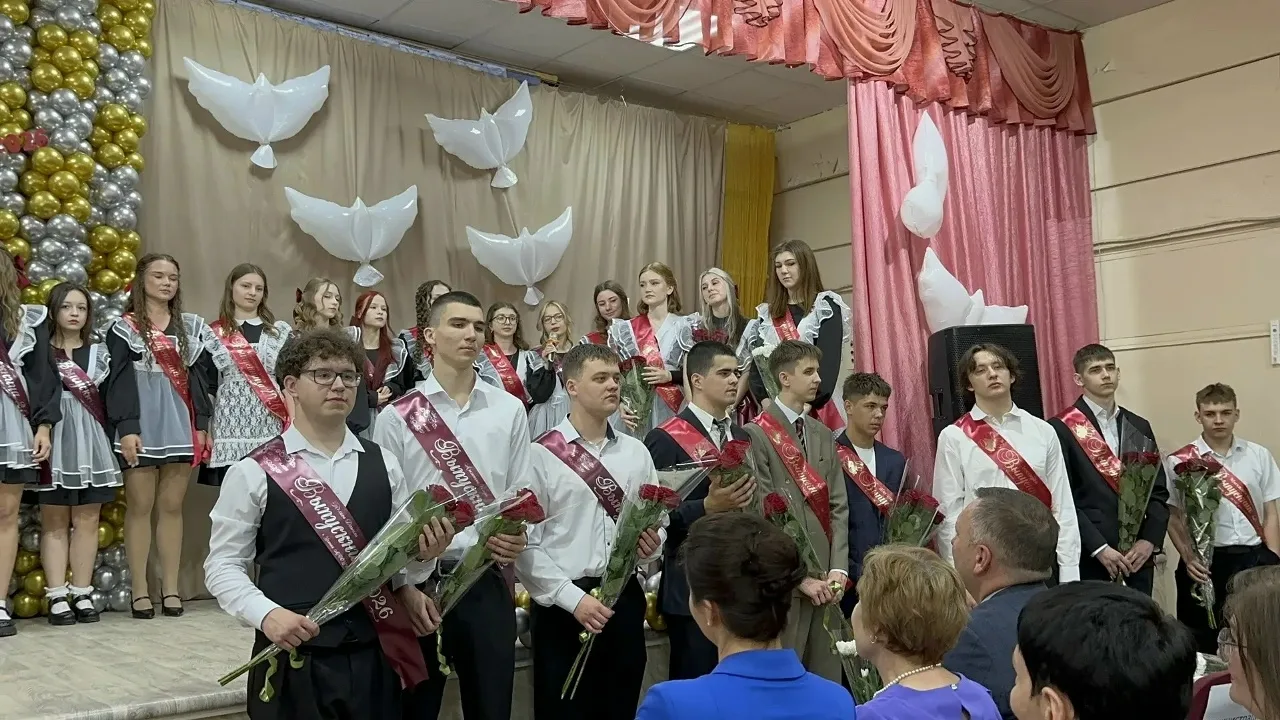 Позади последние уроки,  И немного грусть таится в вас,  Не такими строгими с порога  Вдруг учителя 
