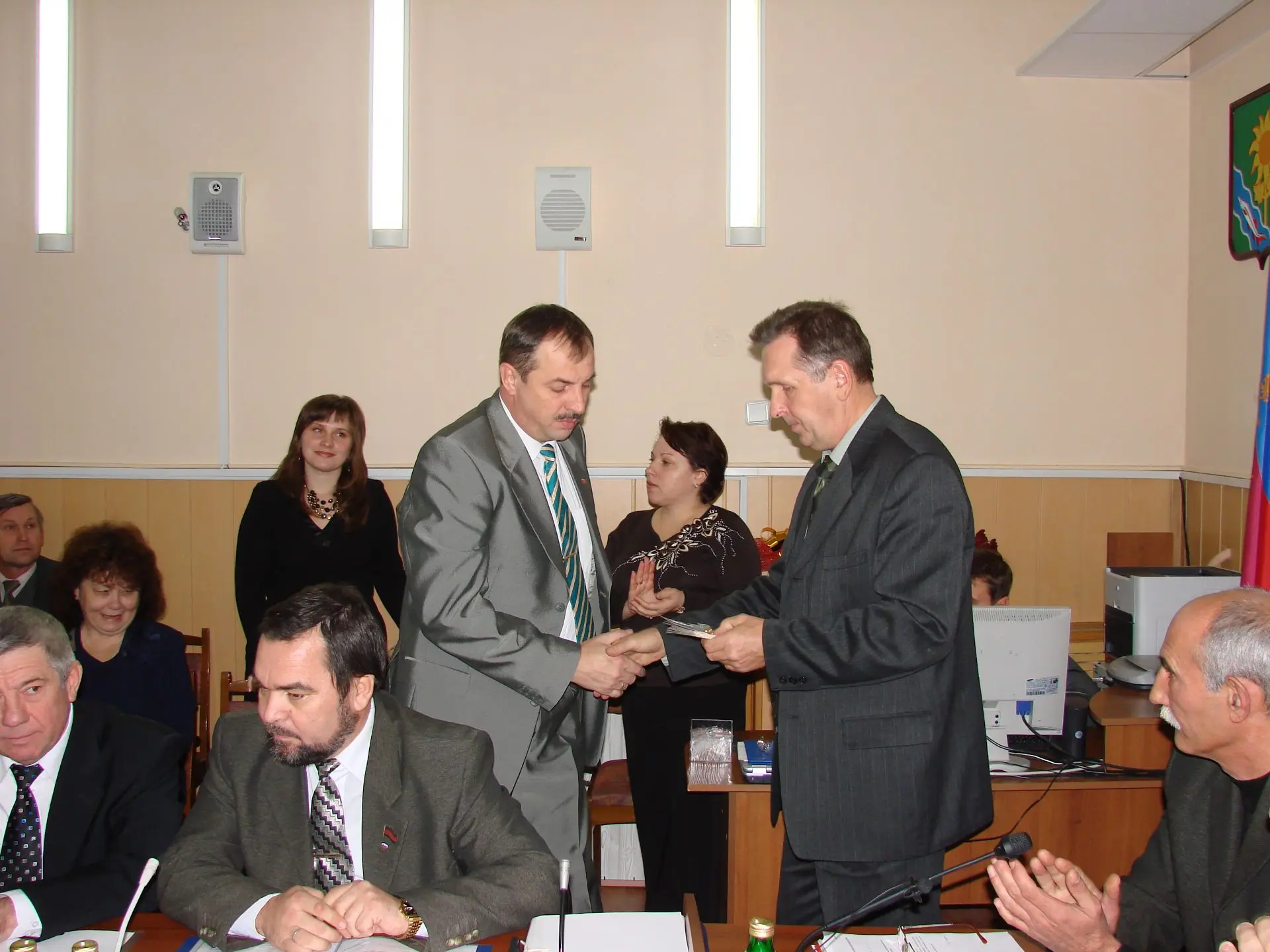 Вручение депутатских удостоверений в 2006 году