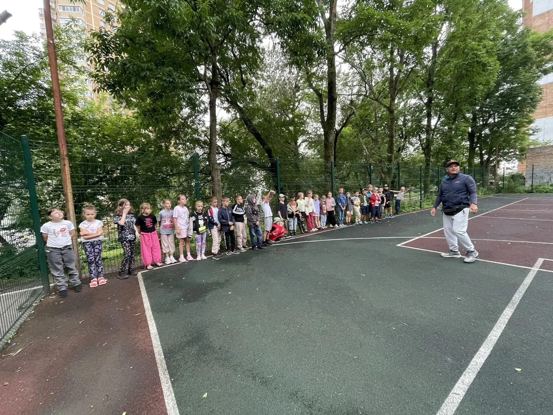 Восьмой день в нашем пришкольном лагере начался по-настоящему ярко и энергично. С самого утра ребята
