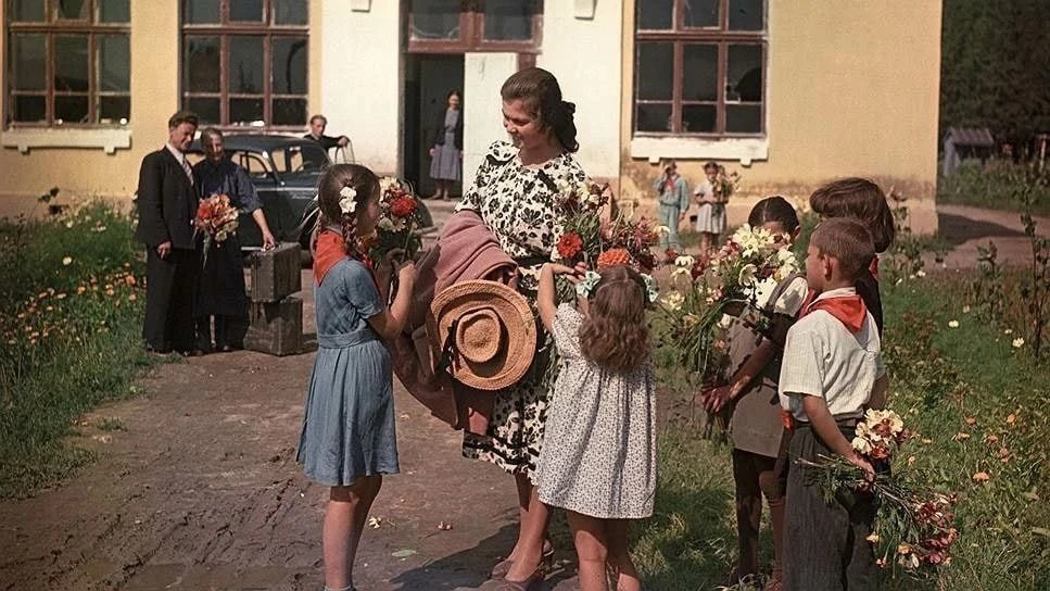 Когда-то учителя встречали почти как героев.

1950 год, Московская область. В руках цветы, на лицах 