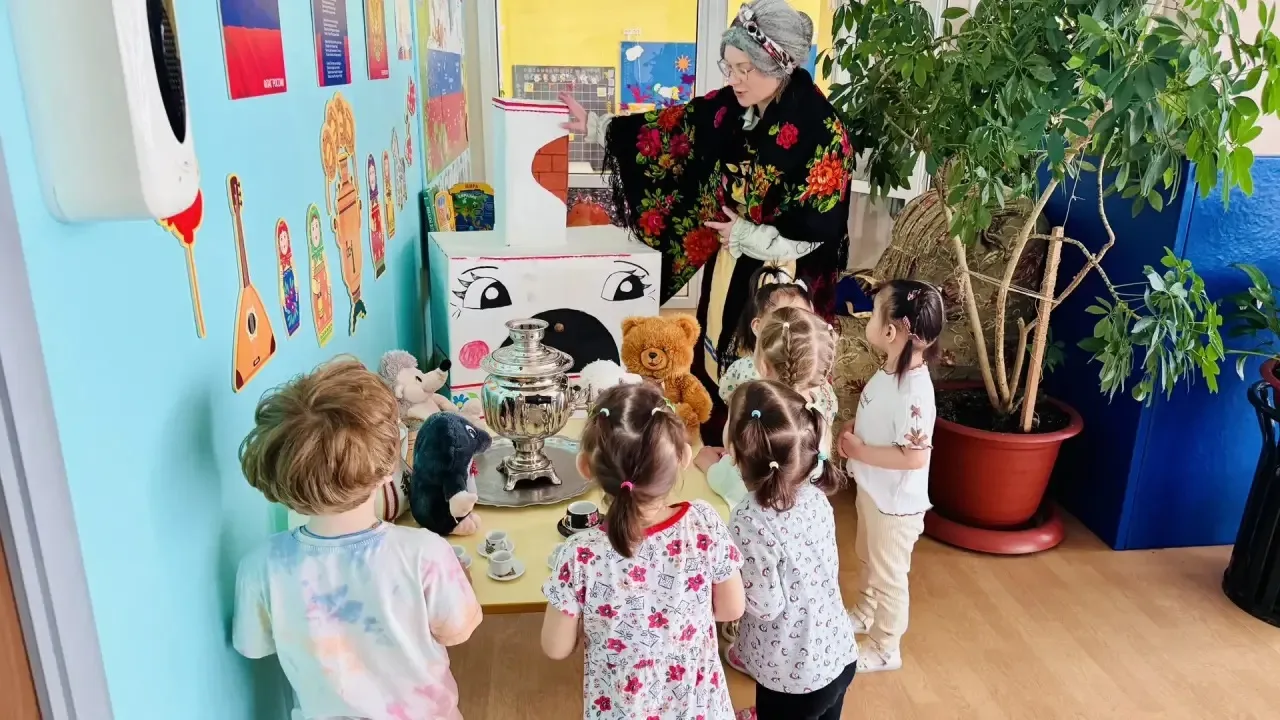 Сегодня в группе «Умка» прошло увлекательное занятие «Здравствуй, печка русская», на котором малыши 