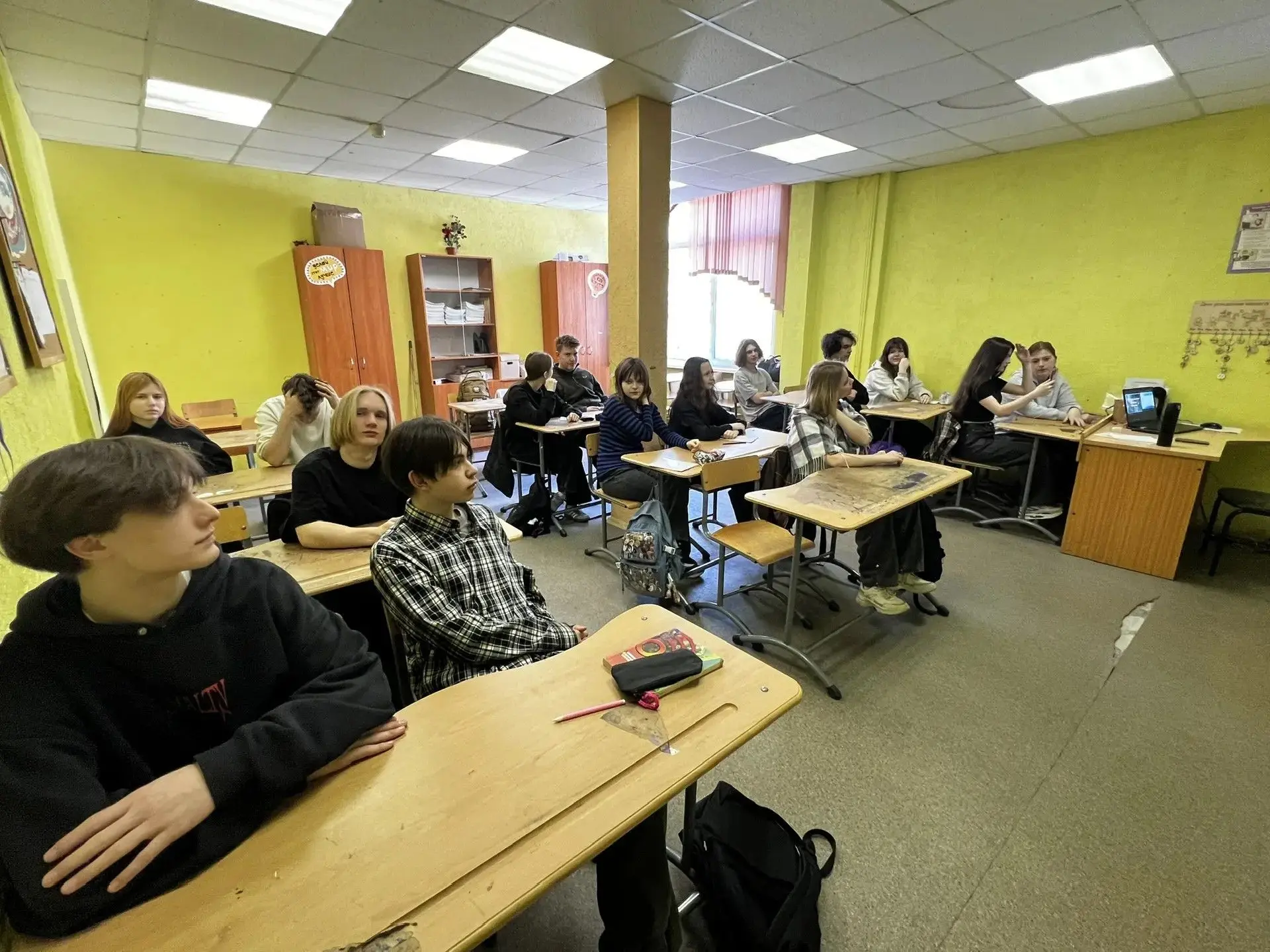 В рамках антинаркотического месячника с обучающимися  9 «В» класса была проведена интеллектуальная и