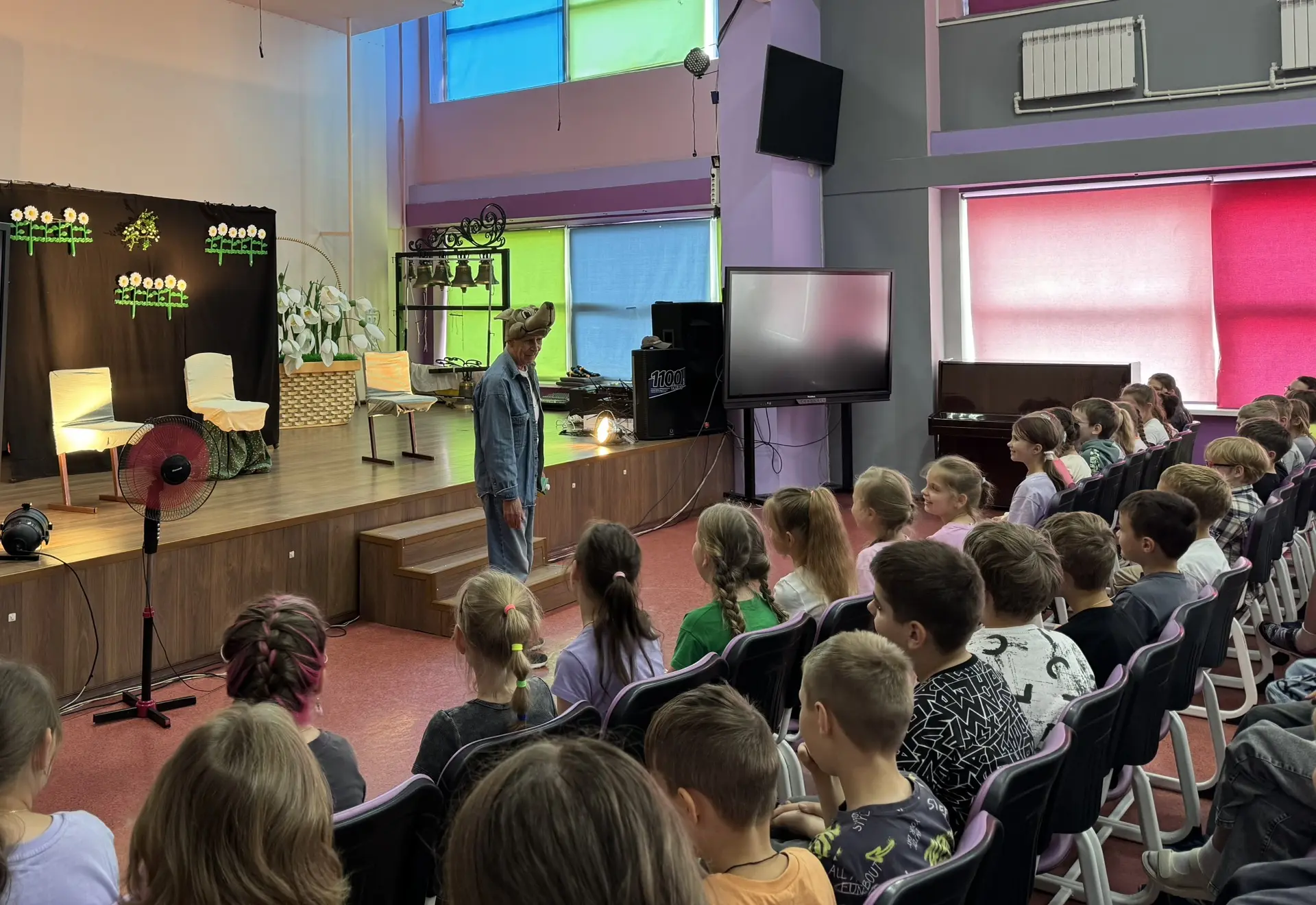 🎭✨ Дорогие друзья! ✨🎭

Сегодня в наш лагерь приехал «Новый театр» со спектаклем «Сказка о золотом 