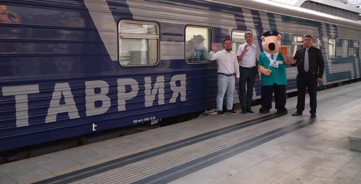 В Сочи торжественно встретили поезд «Таврия», который прибыл из Москвы по обновлённому маршруту.

В 