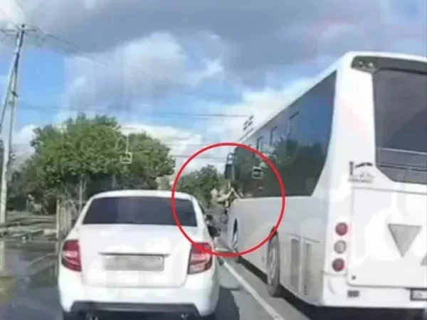 Конфликт на дороге в Койсуге закончился перцовкой в лицо водителю автобуса