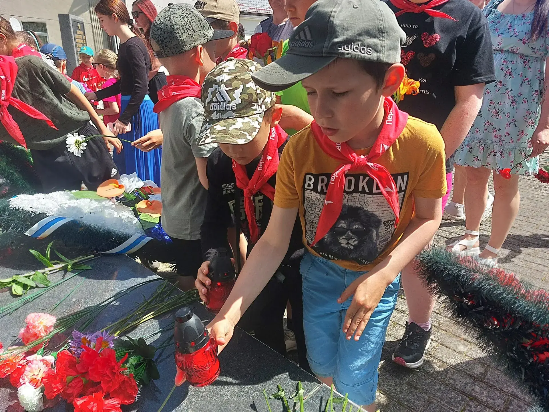 Ребята возложили цветы 🌹🙏 к памятным местам и приняли участие во Всероссийской акции ...