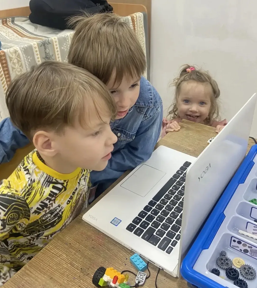 Такая шкодная Иреночка. На робототехнику уже записывается😆 Но нет,рано еще ей,а погляд...