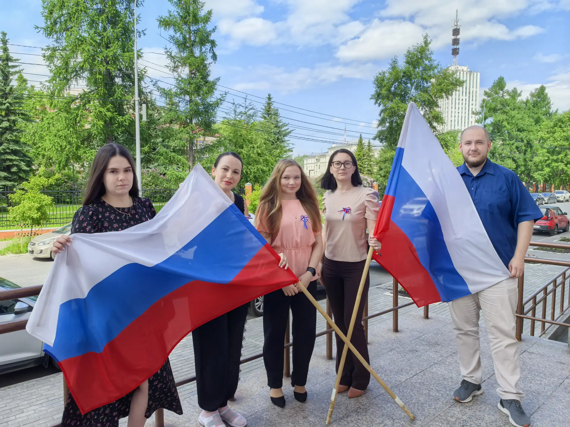 Под знаменем России…

Накануне главного государственного праздника – Дня России на административном 