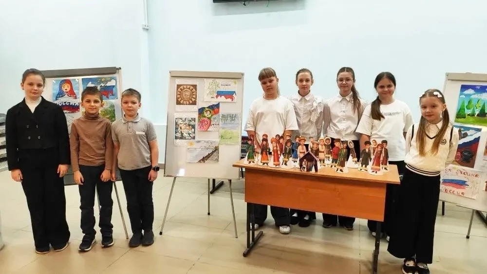 🇷🇺 В Центре образования №17 имени А.А. Герасимова прошла выставка рисунков «Россия — Родина моя», пр