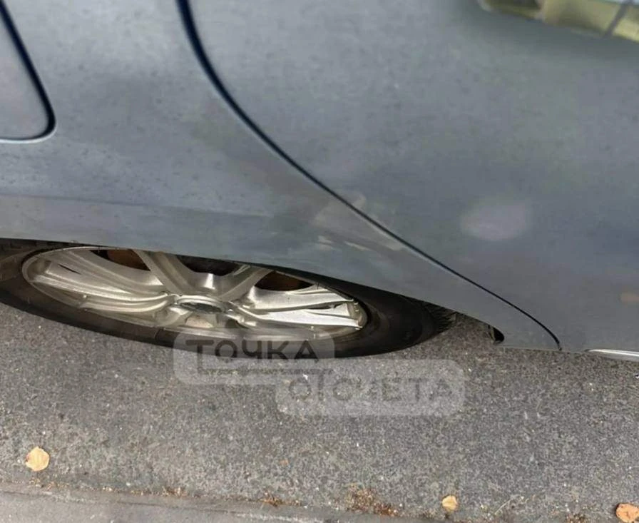 😠В Южно-Сахалинске ищут парня, который пнул незнакомый автомобиль, на котором осталась...