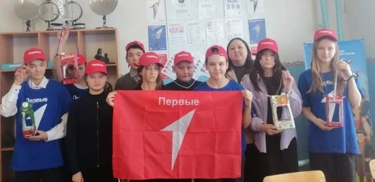 Под руководством педагога объединения «Экология и творчество» Бариевой Д.М. дети изгото...