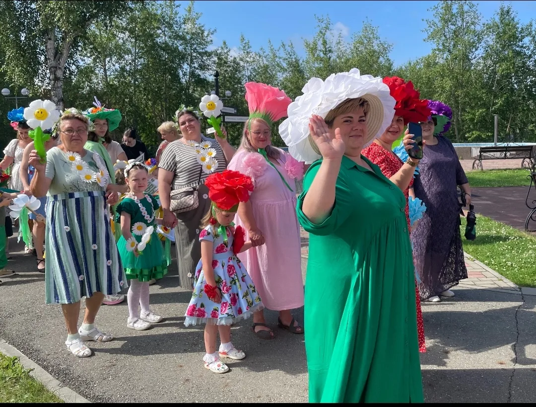 8 июля на набережной города в третий раз состоялся «ПАРАД СЕМЕЙНЫХ БУКЕТОВ» - это костю...