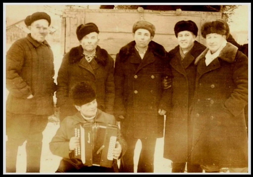 Листая старый альбом.