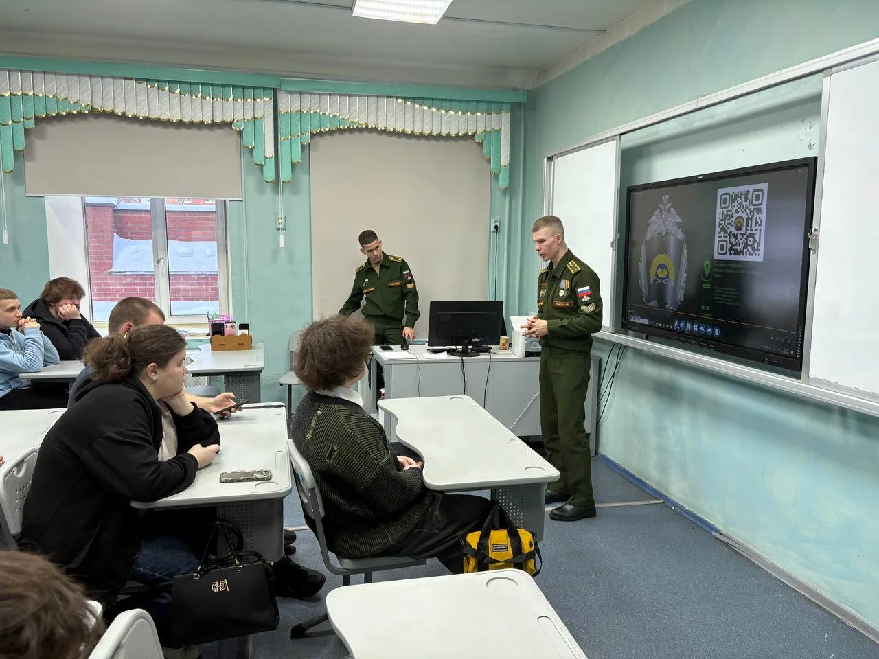 С профориентационным мероприятием на классный час к 11 классам пришли курсанты из Тюмен...