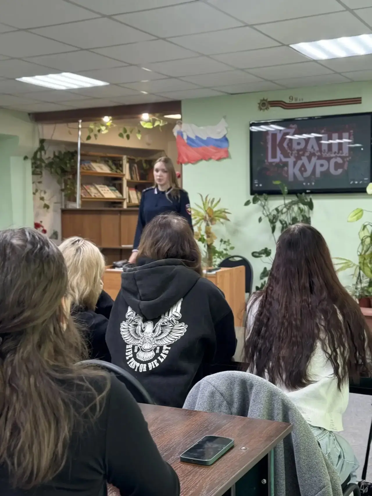 ✨ Безопасность на дорогах: важная лекция в колледже! ✨

Сегодня колледж посетила инспектор полиции, 