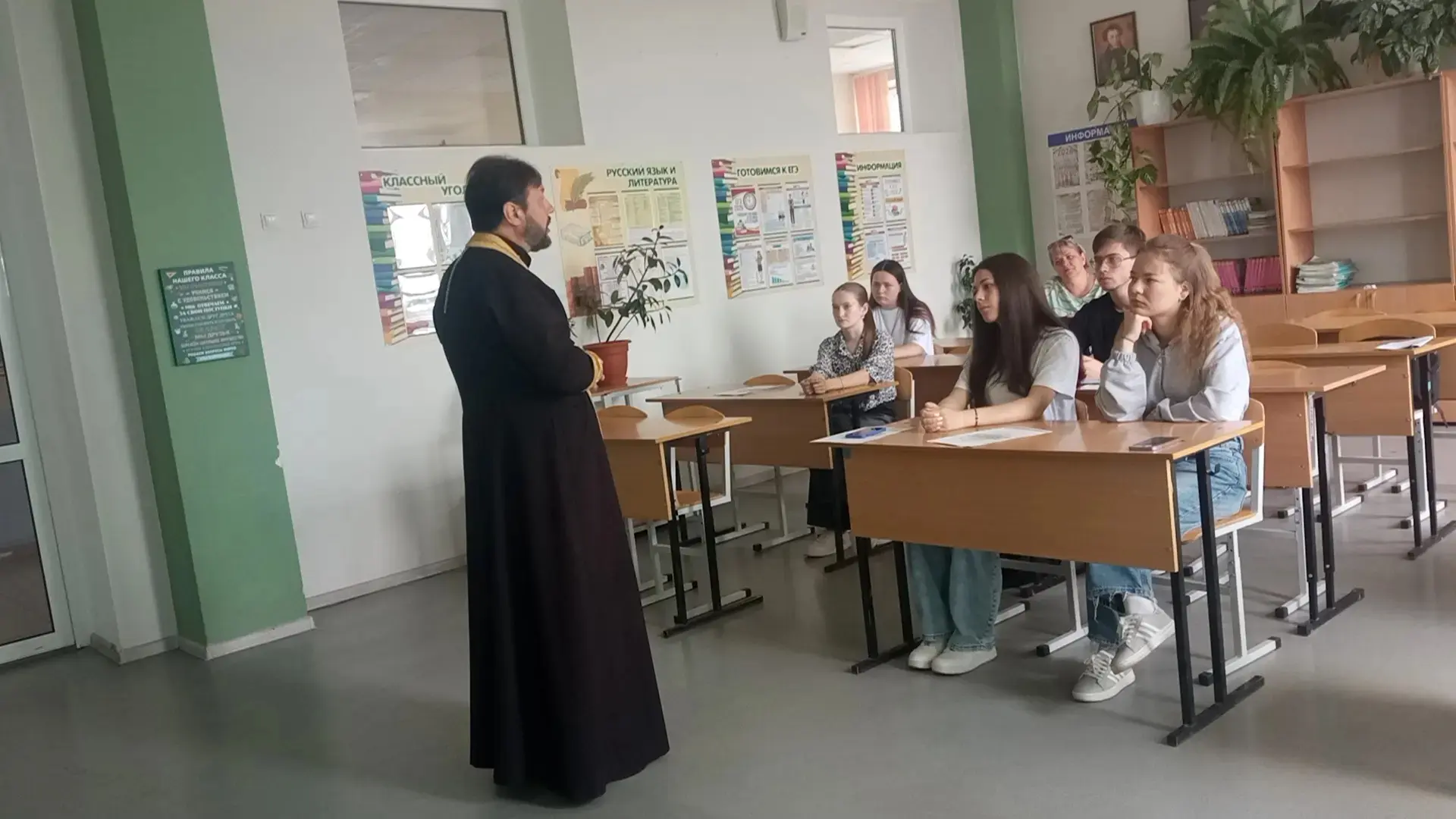 Сегодня нашу школу посетил батюшка Сергий! Он благословил наших 11-классников перед пре...
