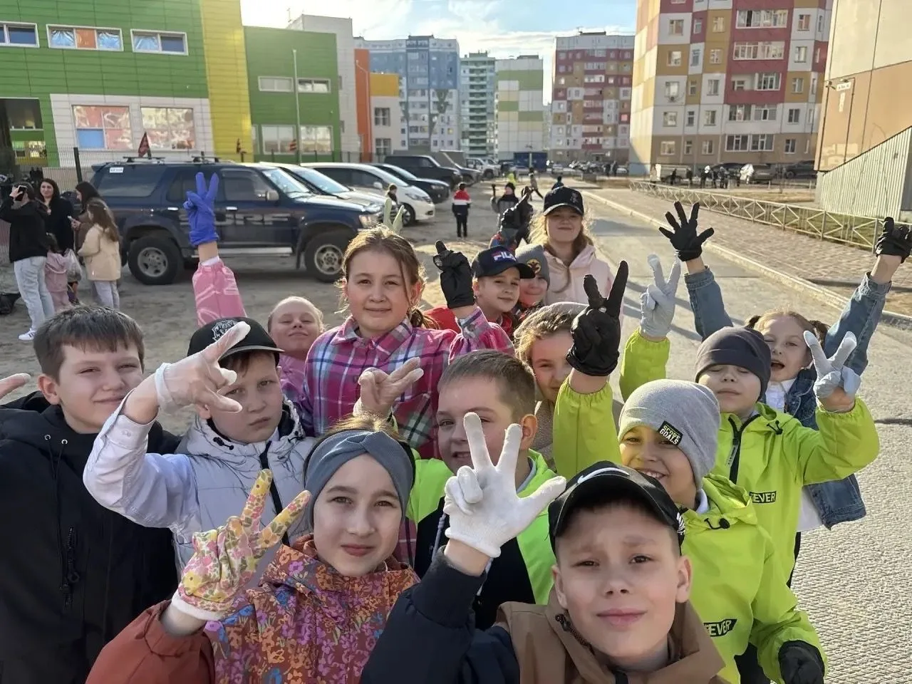 Солнечно на улице, весна-таки вступила в свои полноценные права! На территории Зелёной какая-то сума