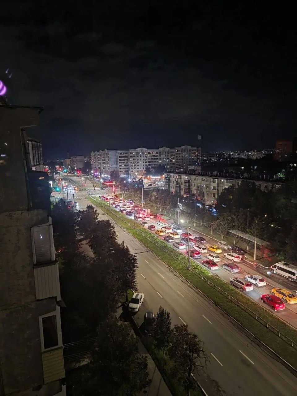Вот такая большая пробка собралась сегодня ночью на Ложевой — как утверждают СМИ, связа...