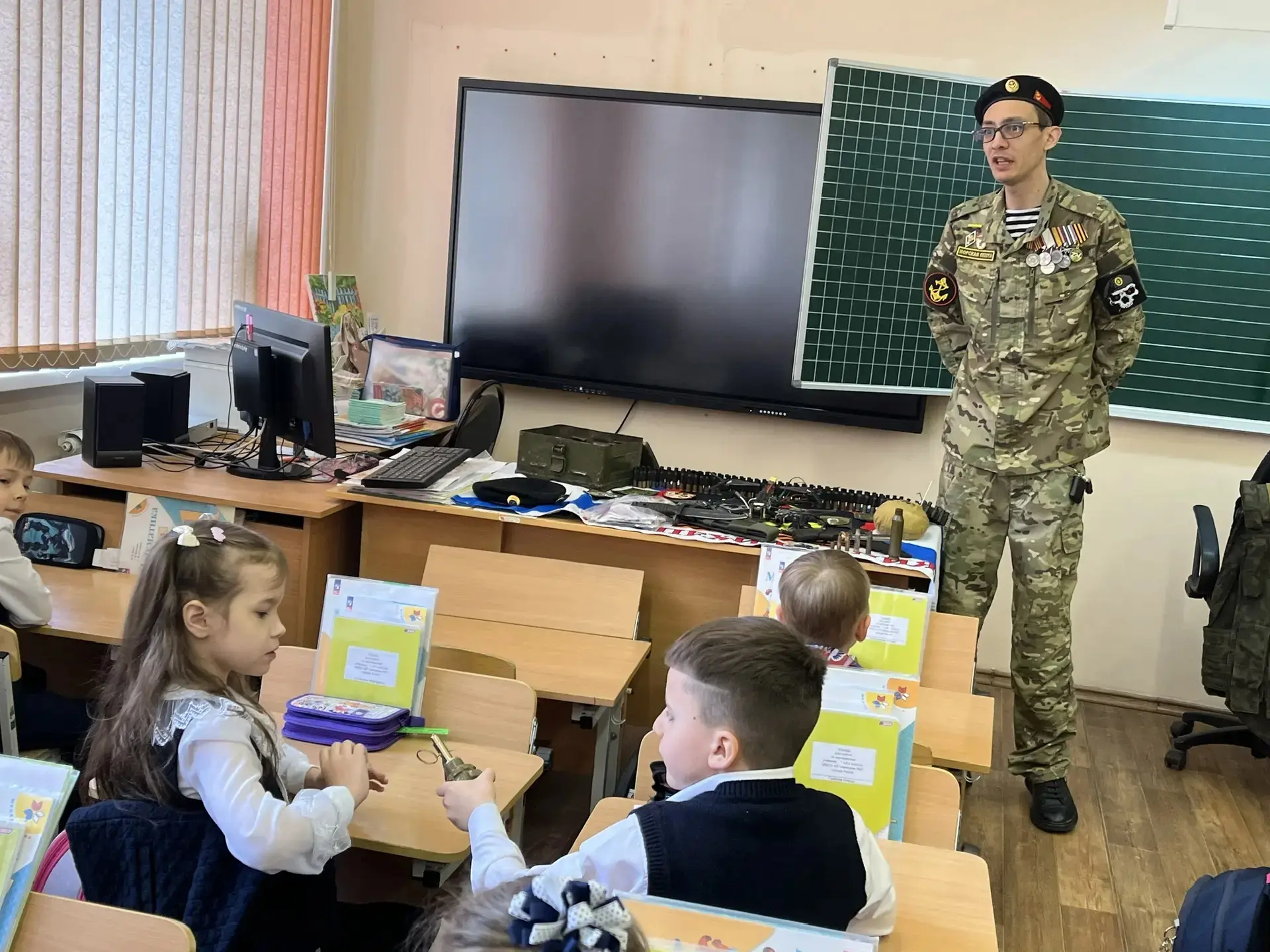 А гимназии прошли "Уроки Мужества". В гости к ребятам приходил Гвардии Лейтенант запаса Васильев Вла