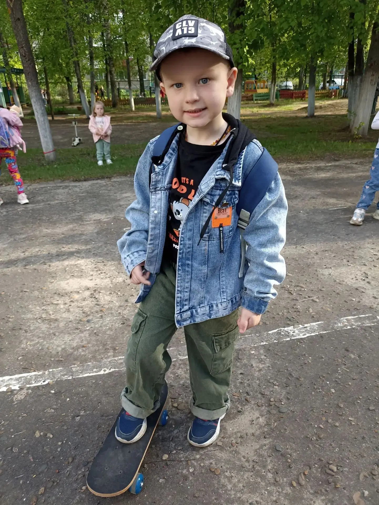 🛹 Даня — король скейтборда!

Наш воспитанник Даня настоящий профи! Он умеет лихо кататься на скейтб