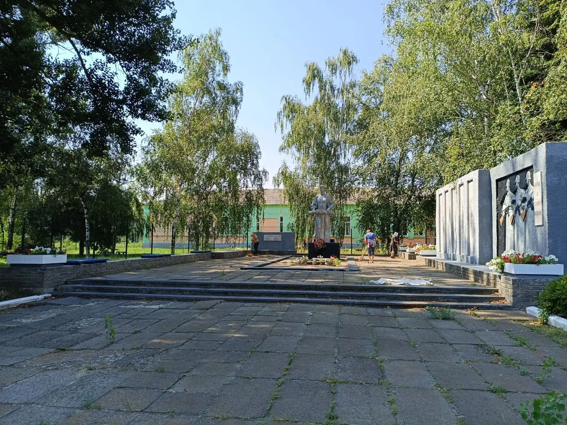 🇷🇺В преддверии Дня русского флага в ГБОУ ЛНР "Курячевская ОШ" была проведена уборка п...