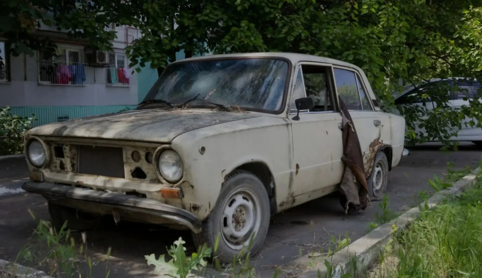 🚗 Обнаружили бесхозяйную машину во дворе?