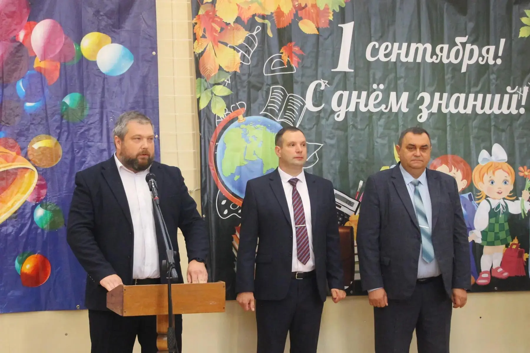 Сегодня вместе с почетными гостями посетил торжественную линейку в Демянской средней шк...