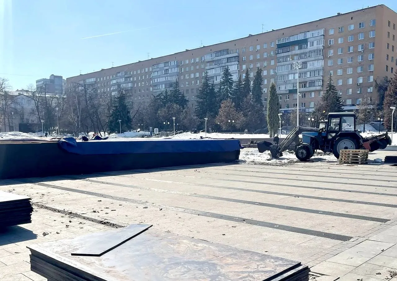 Фонтанную площадь в центре города начали готовить к началу сезона   Сотрудники МБУ «Пензавтодор» при
