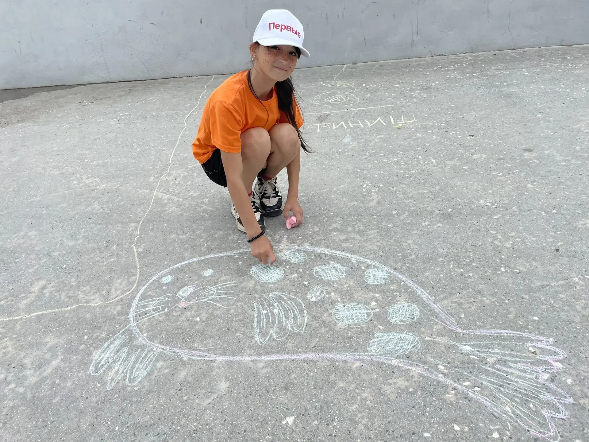 «Веснушки» + «Первые» = творческий взрыв на «Морской симфонии»! 🖍️🎉

Рисовали мелками на асфальте,