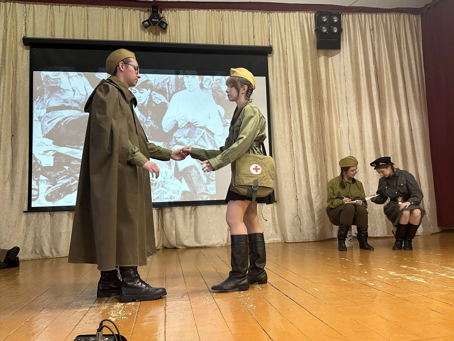 Сегодня, в преддверии 9 Мая, в актовом зале была показана литературно-музыкальная композиция «Страни