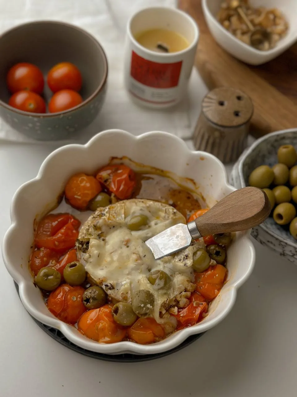 закуска с камамбером, помидорами, оливками и грецкими орехами 

У меня много подобных закусок к вину