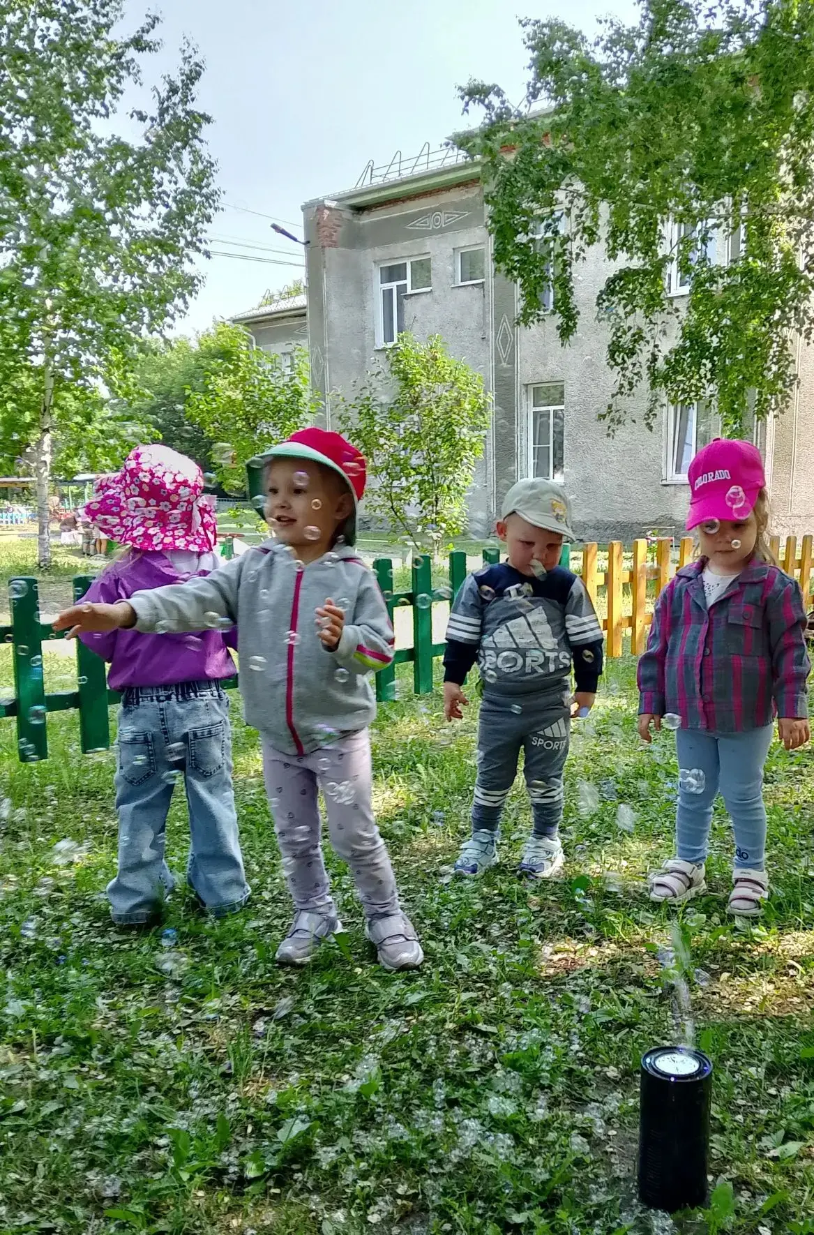 День мыльных пузырей!

Пускание мыльных пузырей — одна из самых простых и в то же время волшебных де
