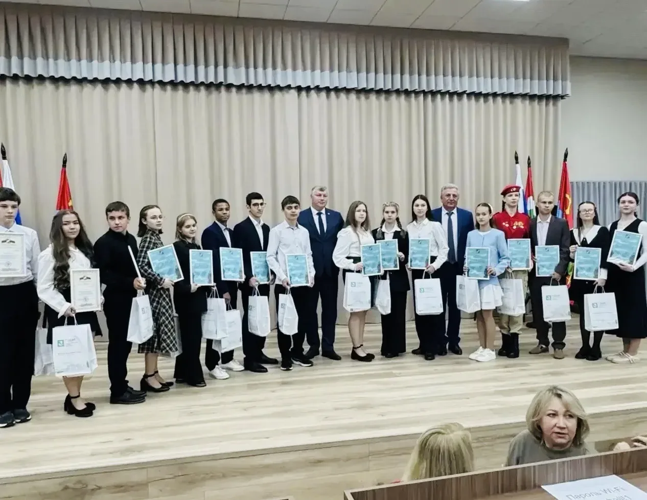✨ ДЕТИ — НАША ГОРДОСТЬ!

☑️ Накануне Дня защиты детей по традиции обновили детскую Доску почета Дзер