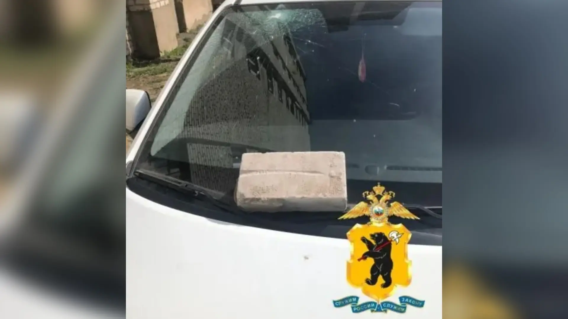 🚗🧱 В Рыбинске нашли мужчину, разбившего стекло авто соседки  👮‍♂️🔍В полиции установили личность подо