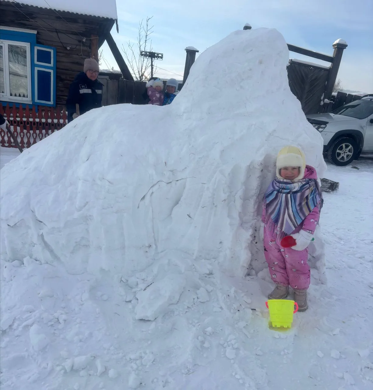 ❄️ Школа, каток и… огненная лошадь из снега! Семья Глызиных много лет радует земляков уличным творче