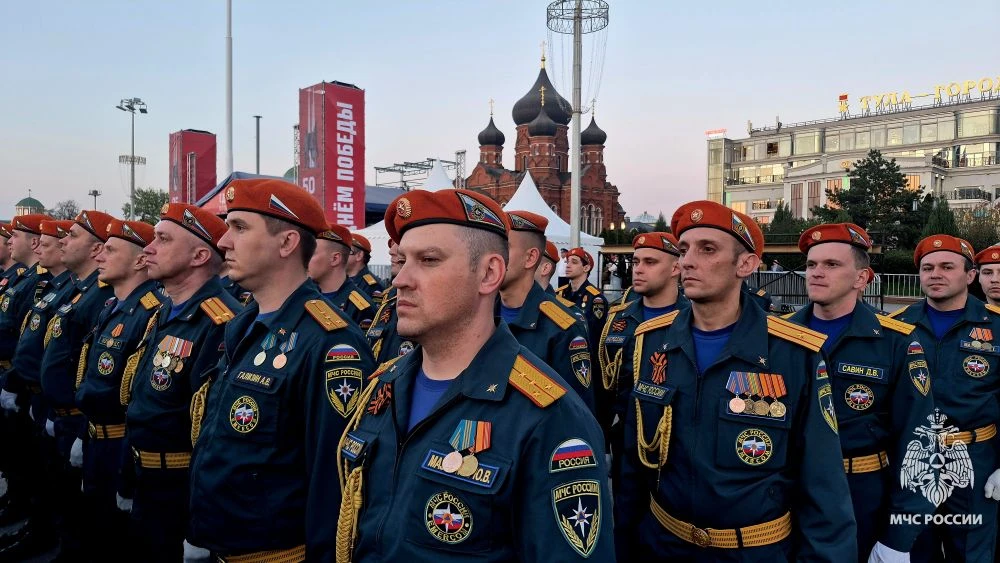 Спасатели МЧС России принимают участие в репетиции Парада Победы на центральной площади Тулы  На пло
