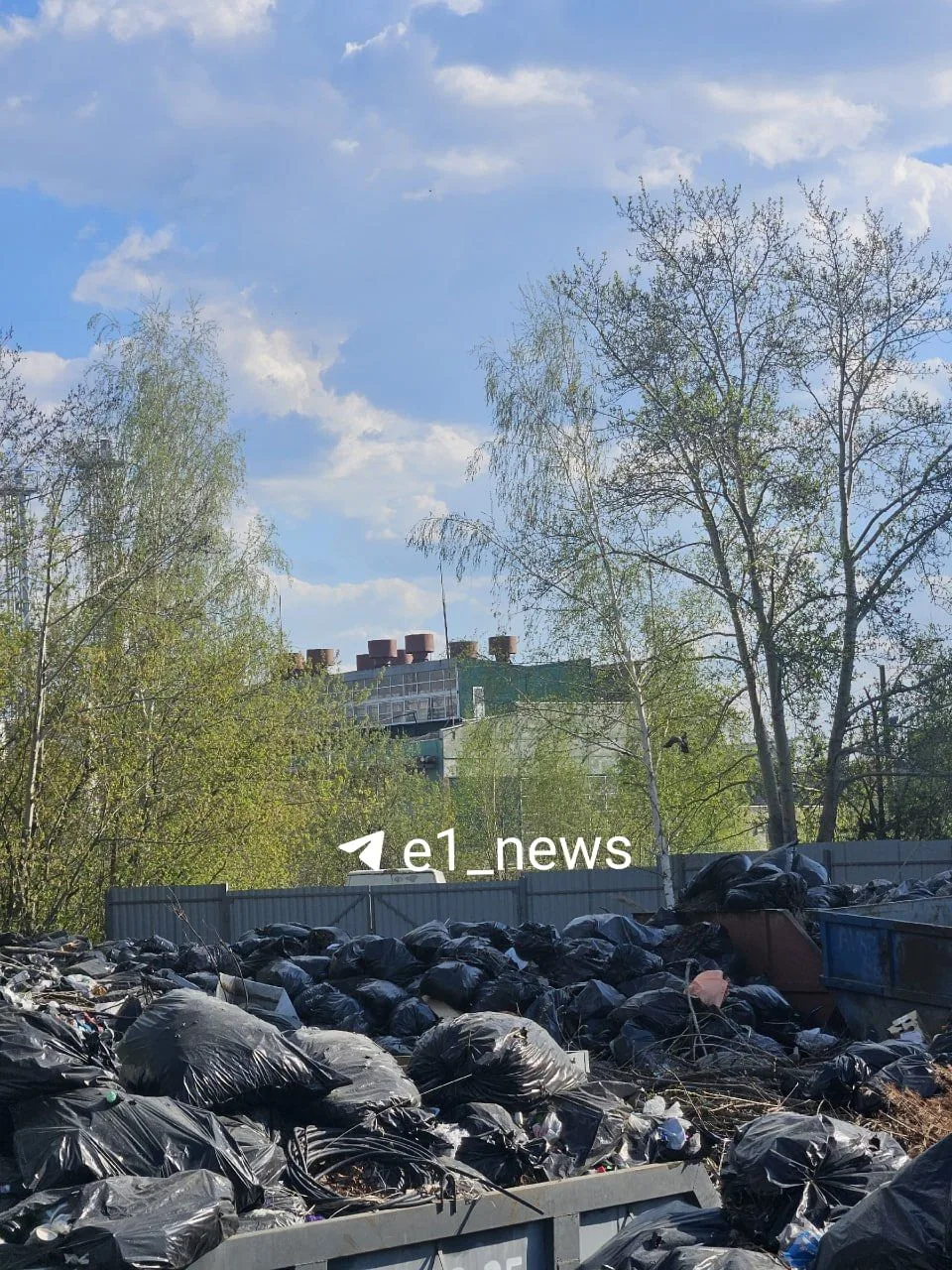 В Заречном микрорайоне появилась огромная свалка. Мусор начал скапливаться на парковочной площадке н